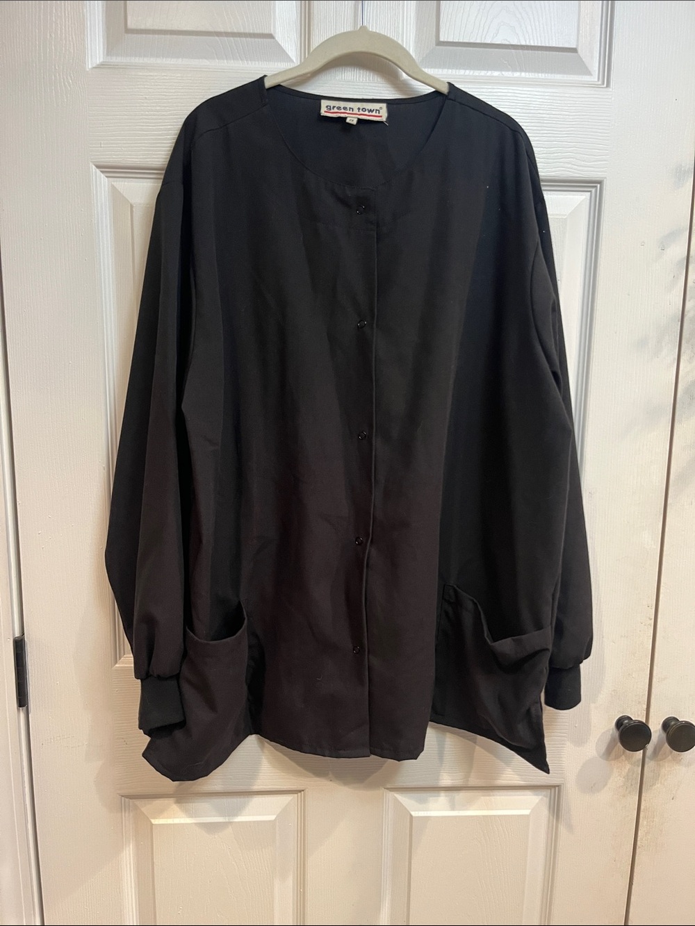 Green Town Black Collarless Button-Front Longline Scrub Jacket